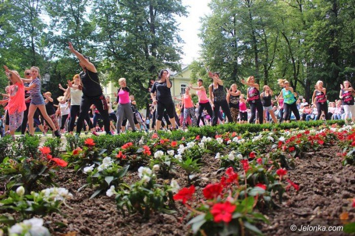 zumba-w-parku-zdrojowym-dziao-sie-foto-64033