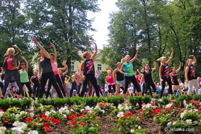 zumba-w-parku-zdrojowym-dziao-sie-foto-64033