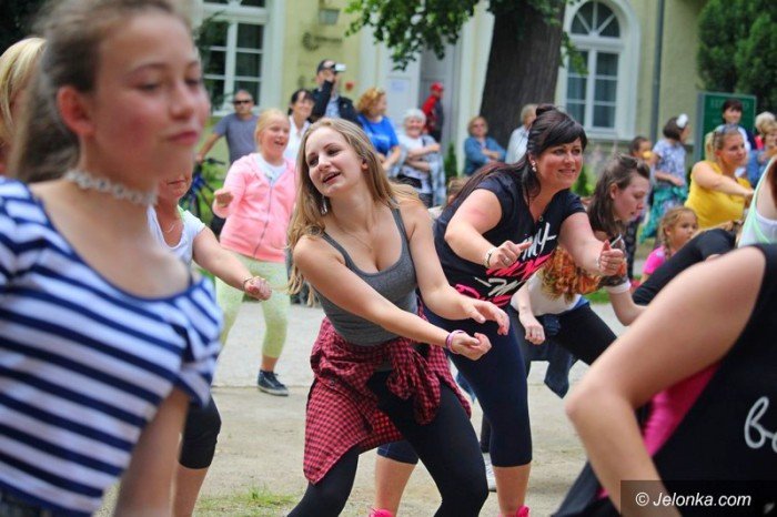 zumba-w-parku-zdrojowym-dziao-sie-foto-64033