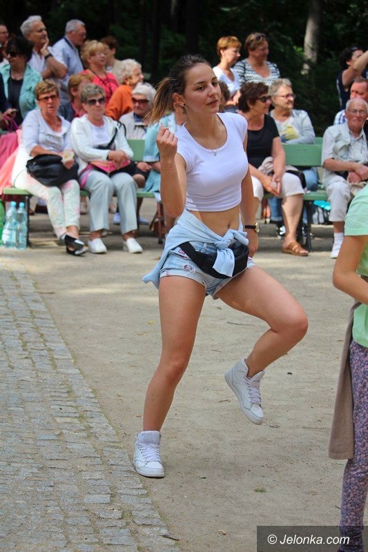 zumba-w-parku-zdrojowym-dziao-sie-foto-64033