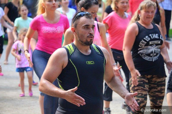 zumba-w-parku-zdrojowym-dziao-sie-foto-64033