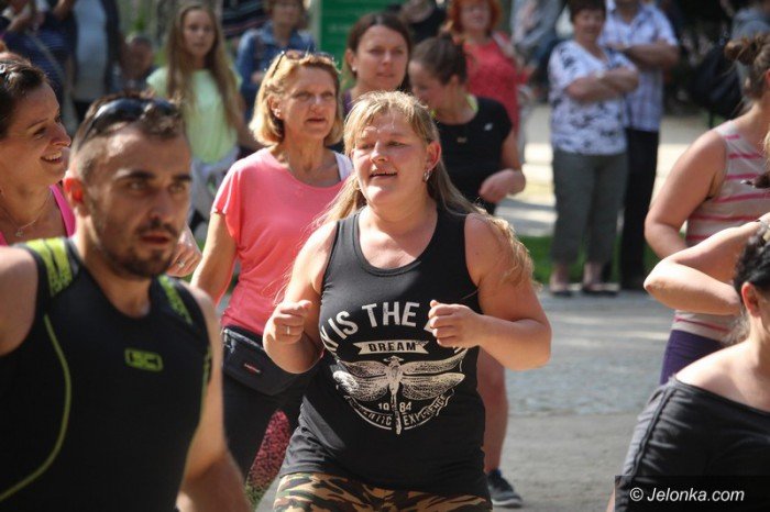 zumba-w-parku-zdrojowym-dziao-sie-foto-64033
