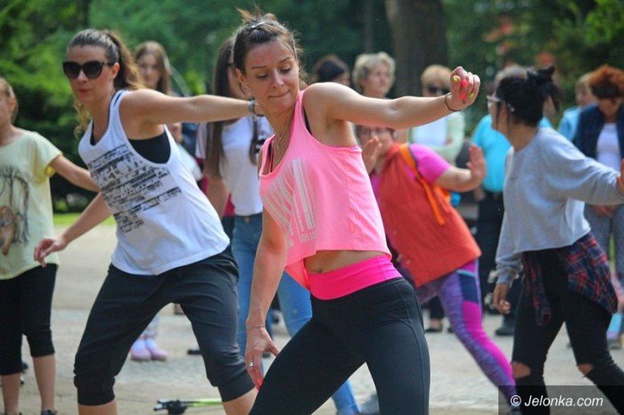 zumba-w-parku-zdrojowym-dziao-sie-foto-64033