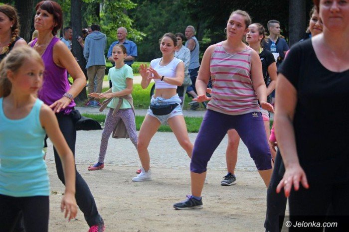 zumba-w-parku-zdrojowym-dziao-sie-foto-64033
