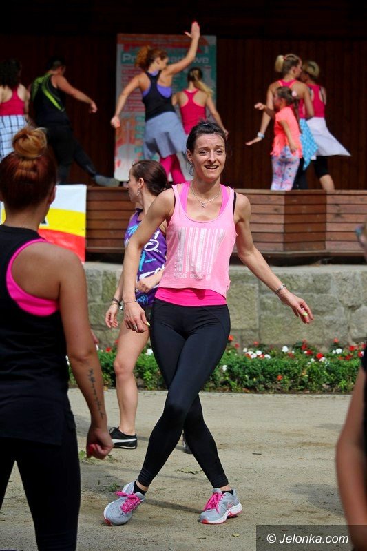 zumba-w-parku-zdrojowym-dziao-sie-foto-64033