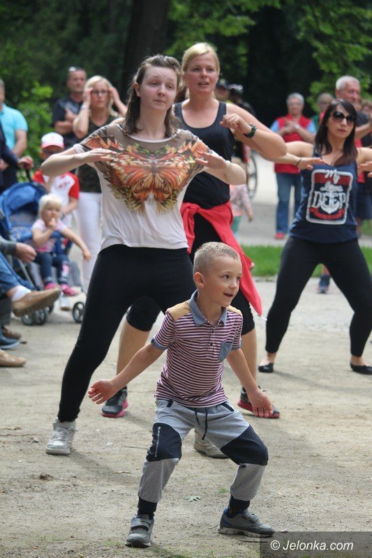 zumba-w-parku-zdrojowym-dziao-sie-foto-64033
