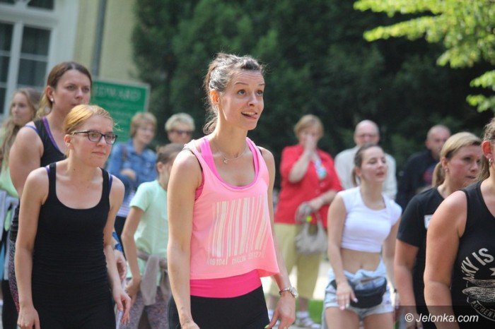 zumba-w-parku-zdrojowym-dziao-sie-foto-64033