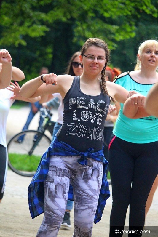 zumba-w-parku-zdrojowym-dziao-sie-foto-64033