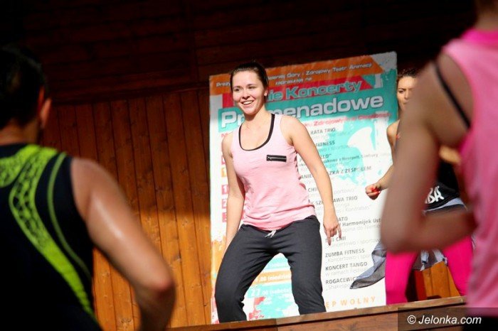 zumba-w-parku-zdrojowym-dziao-sie-foto-64033