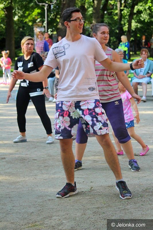 zumba-w-parku-zdrojowym-dziao-sie-foto-64033