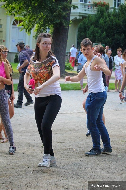 zumba-w-parku-zdrojowym-dziao-sie-foto-64033
