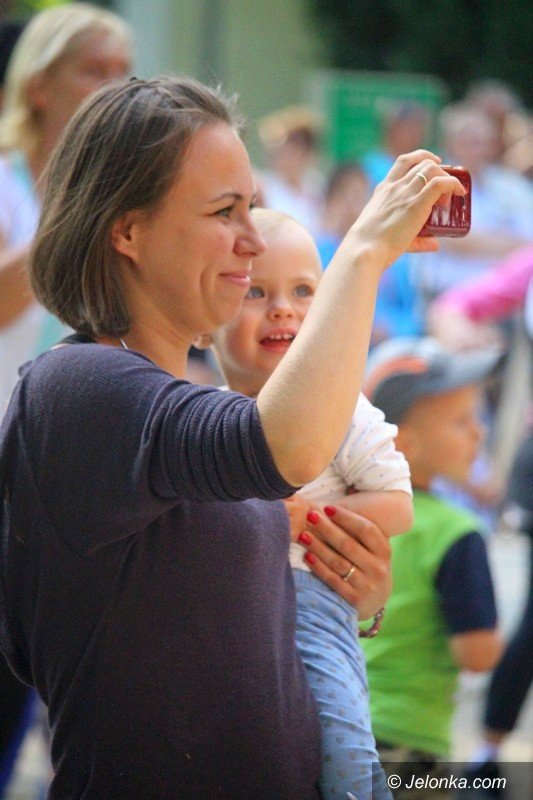 zumba-w-parku-zdrojowym-dziao-sie-foto-64033
