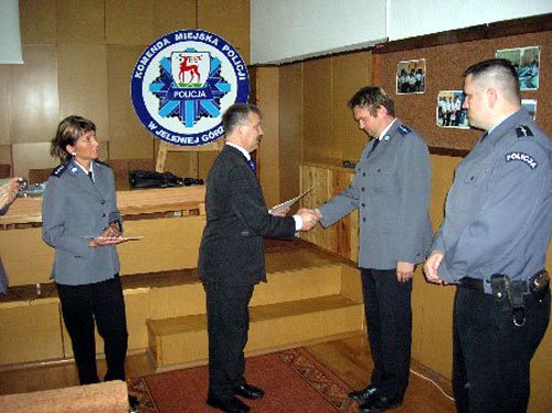 Mł. insp. Zbigniew Ciosmak gratuluje wyróżnionym.