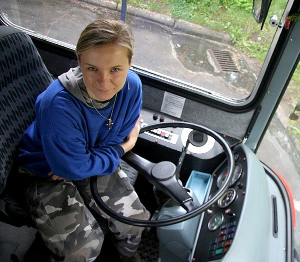 Prowadzenie nowoczesnych autobusów nie jest trudne – przekonuje pani Anna.