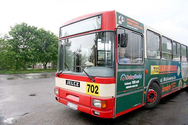 kobieta-za-kokiem-autobusu-6406