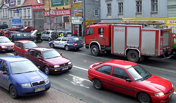 Przy usuwaniu skutków kolizji pomagała straż pożarna.