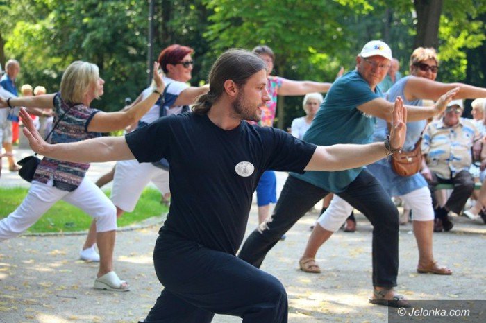 trenowali-tai-chi-w-parku-zdrojowym-foto-64246