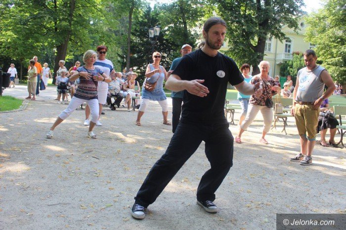 trenowali-tai-chi-w-parku-zdrojowym-foto-64246