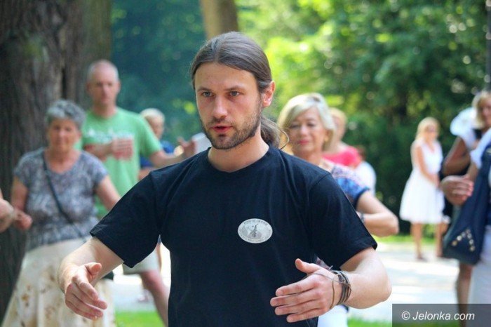 trenowali-tai-chi-w-parku-zdrojowym-foto-64246