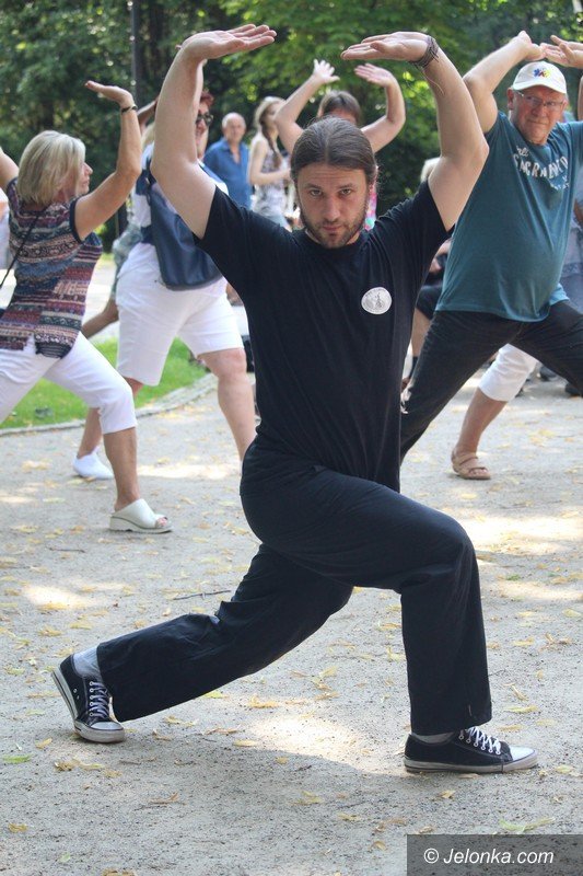trenowali-tai-chi-w-parku-zdrojowym-foto-64246