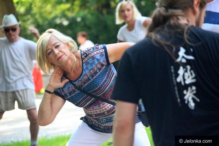 trenowali-tai-chi-w-parku-zdrojowym-foto-64246