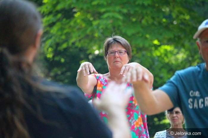 trenowali-tai-chi-w-parku-zdrojowym-foto-64246