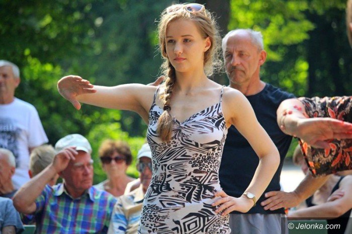 trenowali-tai-chi-w-parku-zdrojowym-foto-64246