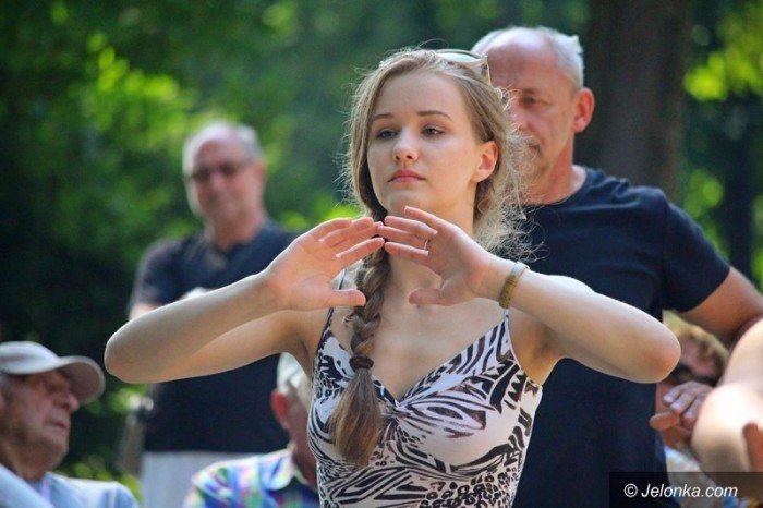 trenowali-tai-chi-w-parku-zdrojowym-foto-64246