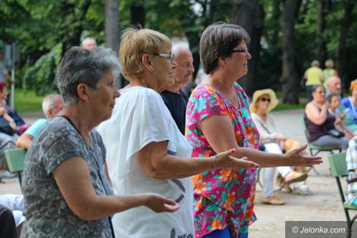 trenowali-tai-chi-w-parku-zdrojowym-foto-64246