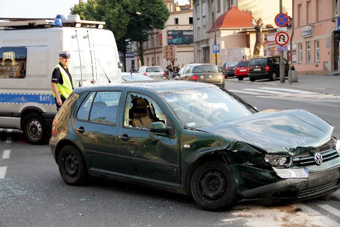 zderzenie-dwoch-aut-przy-baszcie-grodzkiej-foto-64265