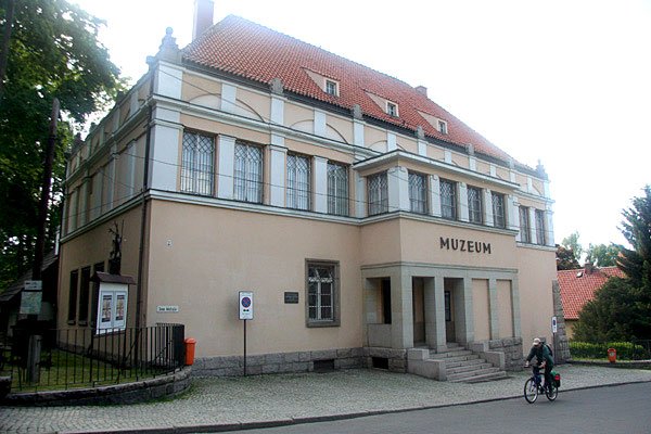 Wnętrza pałacowej biblioteki na pocztówce sprzed 1945 roku.