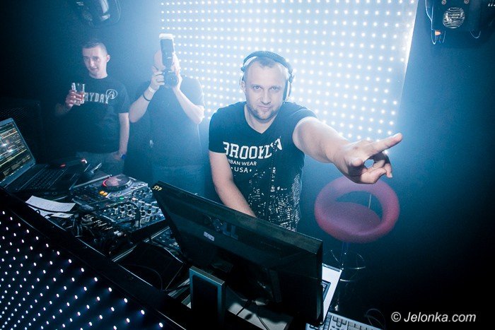dj-adamus-serwowa-hity-w-klubie-kwadrat-foto-64351
