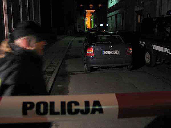 Tajemniczy pakunek umieszczono tymczasowo w betonowym kręgu, znajdującym się po lewej stronie od pojemnika na śmieci.