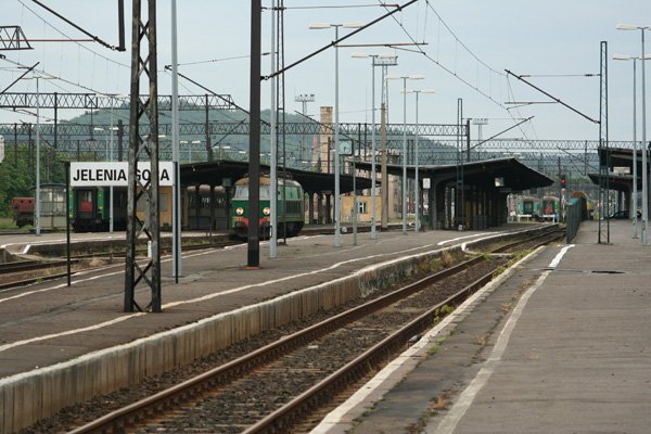 Z jeleniogórskiego dworca odjeżdża coraz mniej pociągów.