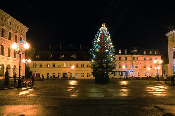 Ratusz w świątecznym wystroju. Montaż światełek na wielu posesjach poza centrum miasta zacznie się w najbliższych dniach.