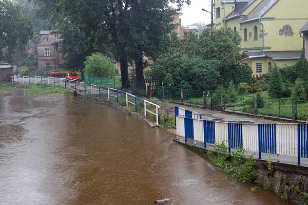 Poziom wody w Bobrze zbliża się do stanu alarmowego.