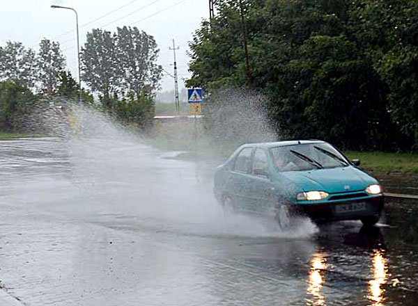 Poniżej zdjęcia z Cieplic, a także z zalanego fragmentu ulicy Wyczółkowskiego w Jeleniej Górze, z Piechowic i z brzegów rzeki Bóbr.