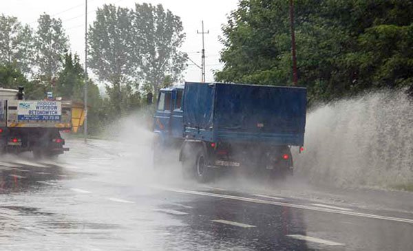 wielka-woda-niszczy-szosy-wiesci-na-goraco-6500
