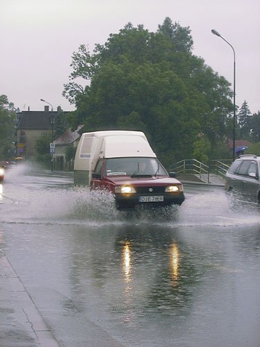 wielka-woda-niszczy-szosy-wiesci-na-goraco-6500