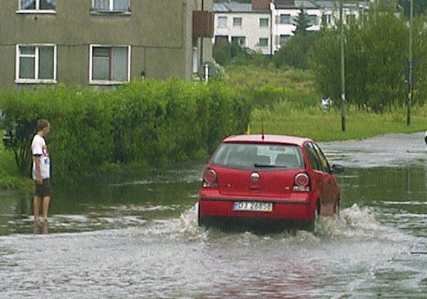 wielka-woda-niszczy-szosy-wiesci-na-goraco-6500