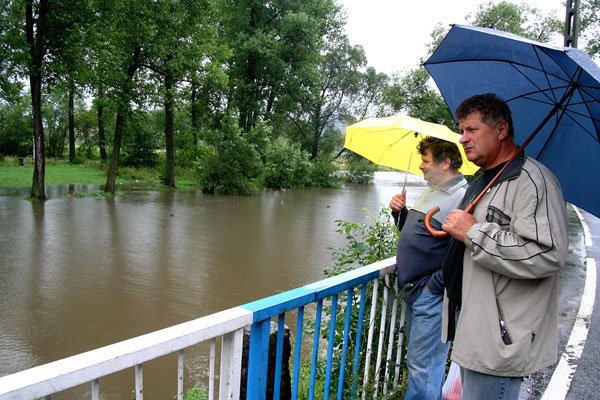 wielka-woda-niszczy-szosy-wiesci-na-goraco-6500