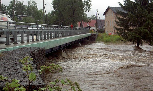wielka-woda-niszczy-szosy-wiesci-na-goraco-6500