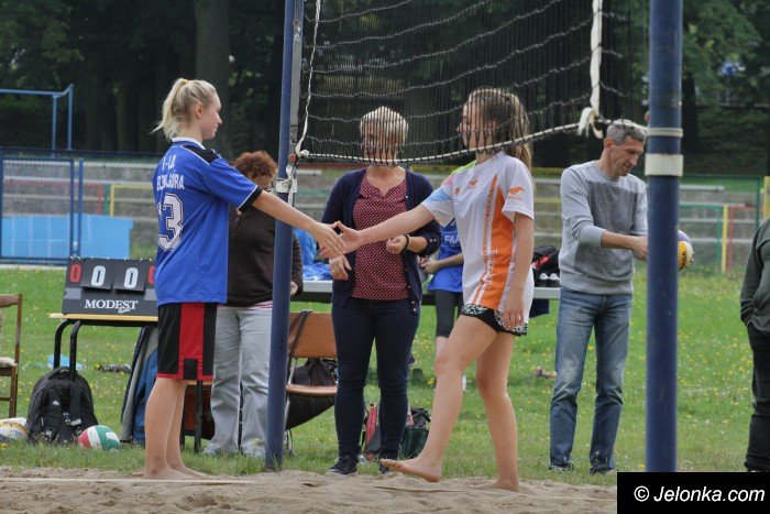 dziewczyny-z-jedynki-wygray-turniej-siatkowki-plazowej-foto-65235