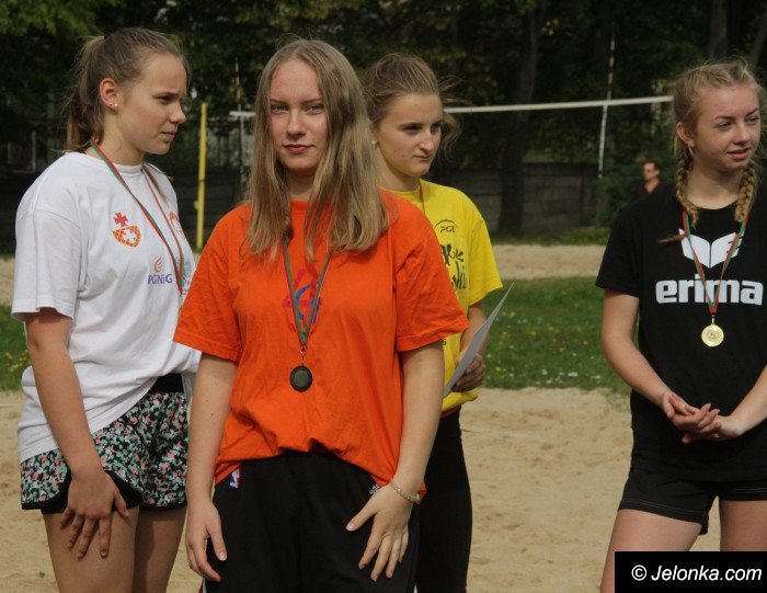 dziewczyny-z-jedynki-wygray-turniej-siatkowki-plazowej-foto-65235