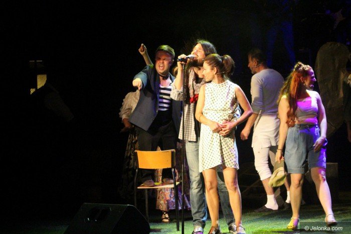 owacja-na-stojaco-na-poczatek-jst-foto-65249