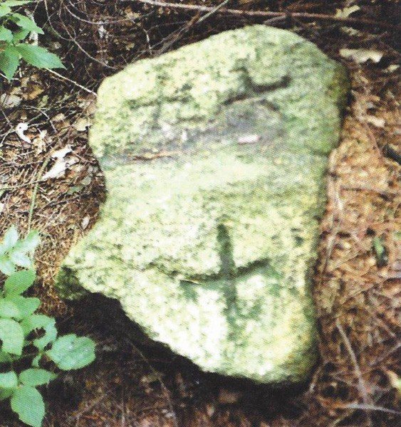 Krzyże graniczne wykute na głazach wokół pola górniczego