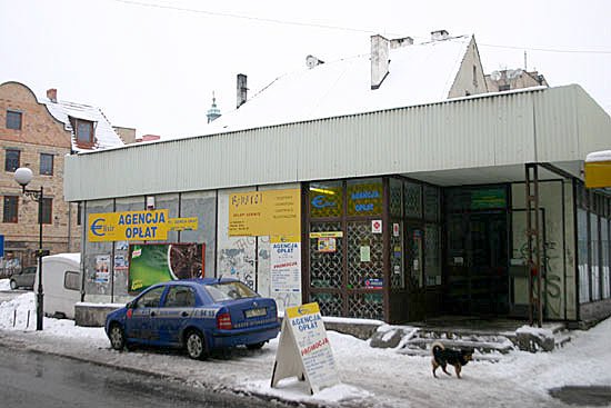Nawet zwolennik nowoczesnej architektury stwierdzi, że taki pawilon na starówce to szkarada.