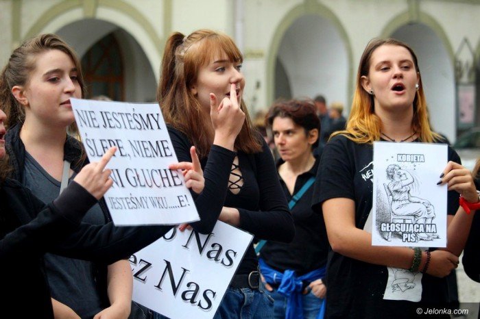 krotkie-spiecia-na-demonstracji-ws-aborcji-foto-65320