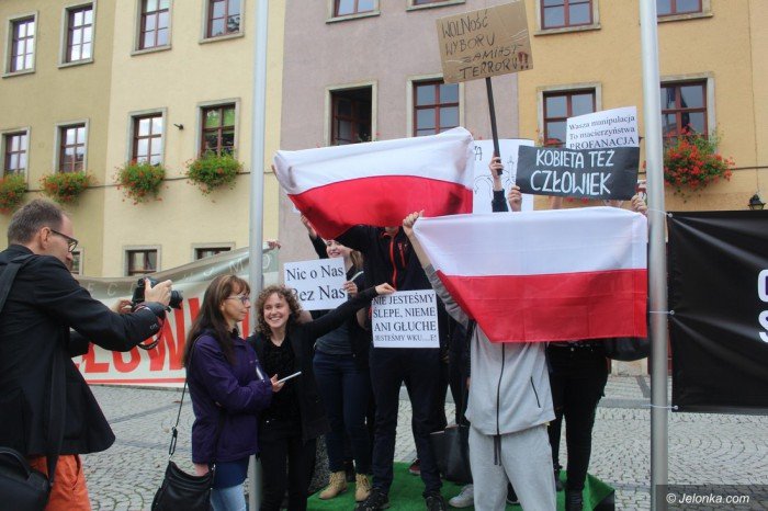 krotkie-spiecia-na-demonstracji-ws-aborcji-foto-65320