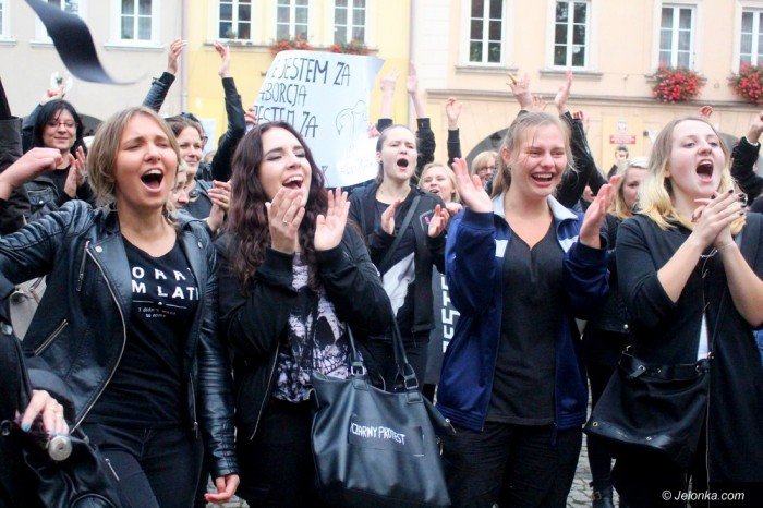 krotkie-spiecia-na-demonstracji-ws-aborcji-foto-65320